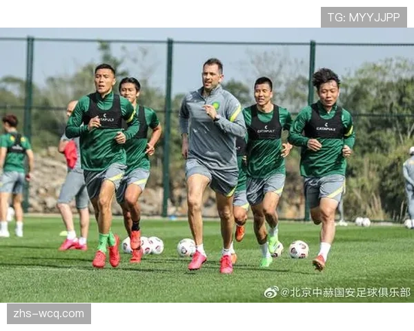 多名入选各自国家队的球员结束长途飞行归队合练